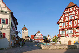 Blick auf Fachwerkhäuser und Torturm, Vellberg, Hohenloher Land, Baden-Württemberg, Deutschland, Europa