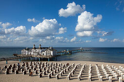 Wolken über der Seebrücke und dem Strand, Sellin, Insel Rügen, Ostsee, Mecklenburg-Vorpommern, Deutschland