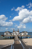 Wolken über der Seebrücke und dem Strand, Sellin, Insel Rügen, Ostsee, Mecklenburg-Vorpommern, Deutschland