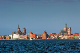 Blick über den Strelasund nach Stralsund, Ostsee, Mecklenburg-Vorpommern, Deutschland, Europa