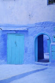Blau bemalte Häuser und Türen in Chefchaouen, Riff Gebirge, Marokko, Afrika