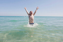 Junge badet im Atlantik, Costa Calma, Fuerteventura, Kanarische Inseln, Spanien