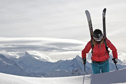 Skifahrerin beim Aufstieg durch Tiefschnee, Chandolin, Anniviers, Wallis, Schweiz