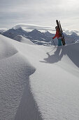 Skifahrerin beim Aufstieg, Chandolin, Anniviers, Wallis, Schweiz