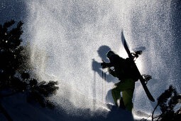 Snowboarder steigt durch Tiefschnee, Oberjoch, Bad Hindelang, Bayern, Deutschland