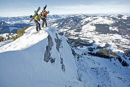 Zwei Snowboarder stehen auf einem Berggipfel, Oberjoch, Bad Hindelang, Bayern, Deutschland