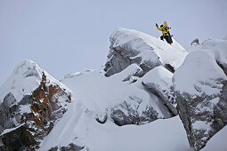 Snowboarder beim Aufstieg durch den Tiefschnee, Chandolin, Anniviers, Wallis, Schweiz
