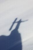 Snowboarder auf einem Berggipfel, Chandolin, Anniviers, Wallis, Schweiz