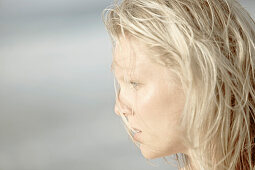 Junge Frau am Meer, Fuerteventura, Spanien