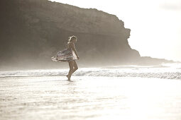Junge Frau am Strand, Fuerteventura, Spanien