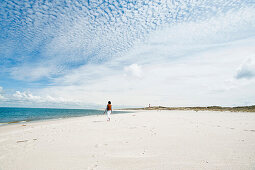 Frau läuft barfuß am Strand, Ellenbogen, Insel Sylt, Schleswig Holstein, Deutschland, Europa