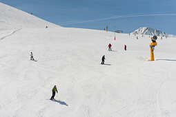 Skifahrer auf einer Skipiste im Sonnenlicht, Serfaus, Tirol, Österreich, Europa