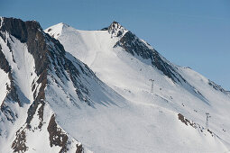 Schneebedeckter Berghang mit Skilift, Serfaus, Tirol, Österreich, Europa