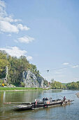 Menschen auf der Donaufähre, Weltenburg, Kelheim, Bayern, Deutschland, Europa