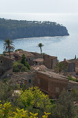 Blick auf das Dorf Lluc Alcari an der Küste, Tramuntana Gebirge, Mallorca, Balearen, Spanien, Europa