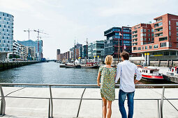 Paar an den Magellan-Terrassen, HafenCity, Hamburg, Deutschland