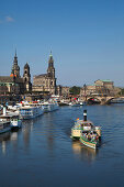 Schaufelraddampfer auf der Elbe, im Hintergrund Ständehaus, Residenzschloss, Hofkirche und Semper Oper, Dresden, Sachsen, Deutschland, Europa