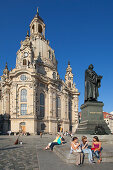 Rastende Menschen am Standbild Martin Luther vor der Frauenkirche, Dresden, Sachsen, Deutschland, Europa