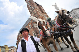 Kutsche am Hauptmarkt mit Tuchhallen und Marienkirche, Krakau, Polen, Europa