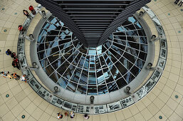 Blick von oben auf Menschen in der Reichstagskuppel, Mitte, Berlin, Deutschland, Europa