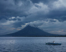 Fischer im Boot vor dem Vulkan Mayon, Legazpi Stadt, Luzon, Philippinen, Asien