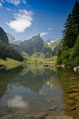 Spiegelung und Boot auf dem Seealpsee, Alpsteingebirge, Säntis, Appenzeller Land, Schweiz, Europa