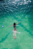 Frau schwimmt im Pool von Kreuzfahrtschiff MS Astor (Transocean Kreuzfahrten) während einer Kreuzfahrt durch die Ostsee, nahe Dänemark, Europa MR