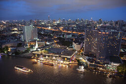 Fluss Chao Phraya und Skyline bei Nacht, Blick aus Three Sixty Bar des Millennium Hilton Hotel, Bangkok, Thailand, Asien