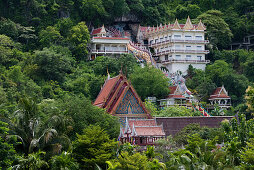 Chinesischer Tempel mit Aufgang in Form von Drachen, Blick von Flusskreuzfahrtschiff RV River Kwai während einer Kreuzfahrt auf dem Fluss River Kwai Noi, nahe Kanchanaburi, Thailand, Asien