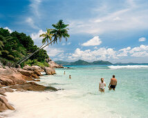 Strand Anse Severe mit Schnorchlern, nördwestliches La Digue, La Digue and Inner Islands, Republik Seychellen, Indischer Ozean