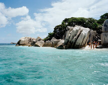 Touristen am Strand der winzigen Insel Coco Island, La Digue and Inner Islands, Republik Seychellen, Indischer Ozean