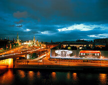 Blick vom Kempinski Hotel über Moskwa auf Basilius Kathedrale, Roten Platz und Kreml, rechts BMW Werbung, Moskau, Russische Föderation, Russland, Europa