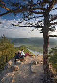 Junge Frau an einem Aussichtspunkt mit Blick auf die Donau, Dürnstein, Wachau, Niederösterreich, Österreich, Europa