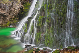 Wasserfall über moosbewachsenen Felsen, Gollingfall, Salzburg, Österreich, Europa