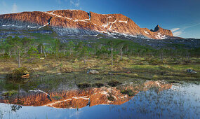 Spiegelung der Berge im Sandholmvatnet See, Hugelhornet bei Skjellneset, Forsahavet, Ballangen, Nordland, Norwegen