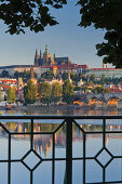 Blick auf die Prager Burg über den Fluss Moldau, Prag, Tschechien