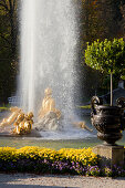 Statuen in einem Springbrunnen, Schloss Linderhof, Bayern, Deutschland, Europa