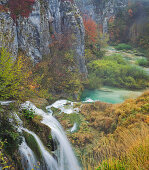 Blick von oben auf Wasserfall im Herbst, Nationalpark Plitvicer Seen, Kroatien, Europa
