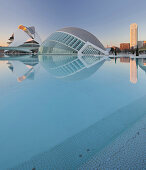 L'Hemisferic und Palau de les Arts Reina Sofia im Abendlicht, Ciudad de las Artes y de las Ciencias, Valencia, Spanien, Europa