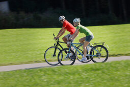 Fahrradfahrer auf E-Bikes, Starnberger See, Bayern, Deutschland
