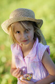 Girl (5 years) eating gummi bears, Lake Starnberg, Bavaria, Germany