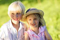 Sibling (5 and 7 years), Lake Starnberg, Bavaria, Germany