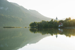 Pfarrkirche St. Walburga am Weißensee bei Füssen, Allgäu, Bayern, Deutschland