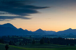 Hopfensee mit Bergpanorama, Füssen, Allgäu, Bayern, Deutschland