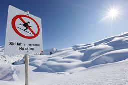 Hinweisschild, Skifahren verboten, Klösterle, Arlberggebiet, Österreich