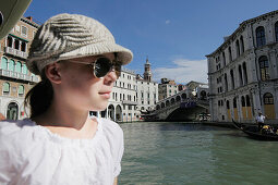 Mädchen, 12 Jahre, blickt vom Boot auf den Canal Grande bei Rialto, Venedig, Venetien, Italien