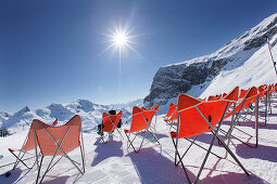 Liegestühle im Schnee, Zürs, Arlberggebiet, Österreich