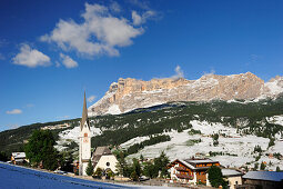 Kirche in Stern, La Villa, Heiligkreuzkofel im Hintergrund, Gadertal, Dolomiten, UNESCO Weltnaturerbe, Südtirol, Italien