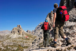 Wanderer gehen auf Dreizinnenhütte zu, Drei Zinnen, Sextener Dolomiten, Dolomiten, UNESCO Weltnaturerbe,  Südtirol, Italien