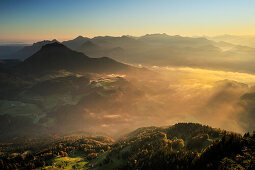 Nebel im Inntal mit Blick auf Chiemgauer Alpen, Brünnstein, Bayerische Voralpen, Oberbayern, Bayern, Deutschland